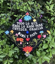 a graduation cap that reads, too do i give hago lo hao para ustedes gracias mama y papa