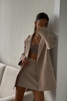 Model Makeup, Beige Outfit, Skirt Suit Set, Neutral Outfit, Mode Inspo, Looks Chic, Looks Style, Stylish Fashion