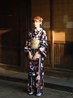 ❤︎Taisho-roman cherry blossom feminine yukata 5-piece set❤︎
Set includes
Kimono
Inner dress (see images 10-13)
Handbags
Tabi Shoes
Obi Striped Kimono, Pretty Kimonos, Seasons Photography, Japanese Shirt, Gods Girl, Ballet Beautiful, Womens Kimono, Long Kimono, Kimono Cardigan