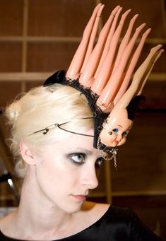 Barbie leg mohawk Stephen Jones Millinery, Stephen Jones, Fest Outfits, Weird Fashion, Club Kids, Head Piece, Doll Parts, Borderlands