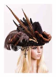 Beweisen Sie, dass lockiges Haar auch Pony tragen kann #beweisen #lockiges #tragen Steampunk Pirate Costume, Steampunk Couture, Pirate Stuff