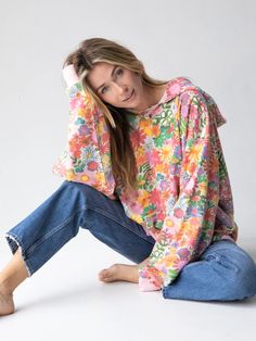 Oversized Printed Sweatshirt - Floral-view 1 Natural Life Outfits, Spring Sweatshirt Outfit, Comfy Boho Outfits, Whimsical Clothes, Artsy Clothes, Boho Bandeau, Floral Sweatshirt, Flower Sweatshirt, Purple Daisy