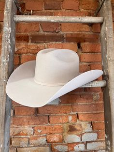 Looking for a cowboy hat that's as stylish as it is functional? Look no further than the Serratelli Mesa Cowboy Hat! Serratelli Hats are a statement piece rooted in true western heritage. With over 100 years experience, Serratelli knows how to make a cowboy hat look and feel great. Crafted from pure wool construction, this cowboy hat is designed to withstand even the toughest conditions, while keeping you looking sharp and polished. The classic Cattleman crease adds a traditional touch, while the matching hat band with a three-piece silver-tone self band buckle set elevates the hat's overall aesthetic.Sporting a shovel front brim, this hat cuts a distinctive silhouette that's sure to turn heads wherever you go. The 4 1/4" brim offers ample protection from the sun, while the 4 3/16" crown p Cattleman Cowboy Hat, Hats Women Fashion, Make A Cowboy Hat, Cowboy Hat Outfit, Customized Hats, Cowgirl Hats Western, Ranch Wife, Straw Cowgirl Hat, Cowboy Hat Styles