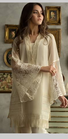 Pakistani Karachi Suits, Designer Suit Designs Indian Style, Lahori Pakistani Suit, Karachi Pattern Dress, Chiffon Suits Pakistani, Karachi Dresses Suits, White Eid Outfit Pakistani, White Pakistani Suit For Eid, White Outfits Pakistani