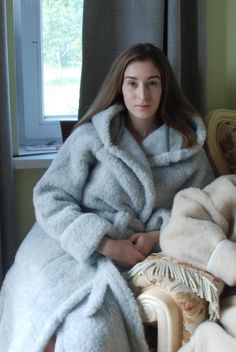 Bathrobe made of 100% wool knitwear that does not cause skin irritation. This classic model for MEN and WOMEN is finished with a classic model with hood and pockets, has a belt and two side pockets located in the side seams.  Through heating and gentle massage, it reduces muscle tension, relieves pain of rheumatic origin. The highest class of finish and detailed refinement will certainly give you maximum comfort with your morning coffee or evening tea.  size    S        /  36 EU       /   6  US   /                          M       /  38 EU       /   8  US   /                       L         / 40  EU      /  10  US  /                          XL       / 42 EU        /   12 US   /                    XXL    /  44 EU       /  14 US   /                   XXXL  / 46 EU       /   16 US   / Cozy Winter Robe For Overnight, Cozy Winter Overnight Robe, Winter Hooded Lounging Robe, Cozy Hooded Robe For Winter, Cozy Hooded Winter Robe, Super Soft Cozy Robe With Long Sleeves, Cozy Super Soft Long-sleeved Robe, Cozy Long-sleeve Super Soft Robe, Cozy Long Sleeve Super Soft Robe