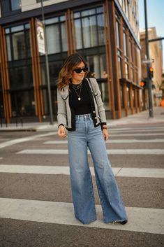 Spring Outfits Ideas For Women, Denim Blazer Outfit Womens Fashion, Western Wear Outfits Fashion Trends, Pantalones Mom, Palazzo Jeans, Stile Casual Chic, Wide Leg Jeans Outfit, Chic Winter Style, Wide Leg Pants Outfit