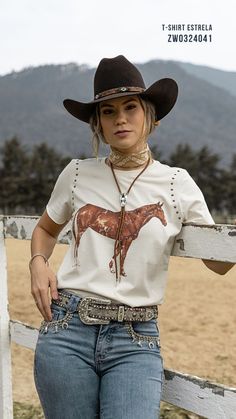 #coastalcowgirl #coastal #agro #western #beachcowgirl #coastalcowgirlaesthetic #cowgirl #trestambores #lookcountry #lookwestern #lookcowgirl #lookrodeio #roupacountry #roupawestern #rouparodeio #trajecowgirl #modacountry #jeanscountry Outfits Fiestas, Traje Cowgirl, Aesthetic Cowgirl, American Cowgirl, Foto Cowgirl, Outfit Country, Fiesta Outfit, Cowgirl Costume