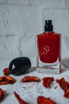 Si Passione Giorgio Armani, Si Red Perfume, Perfume Photoshoot, Si Perfume, Giorgio Armani Si Passione, Perfume Oil Recipes, Armani Si Passione, Perfume Smells, Armani Parfum