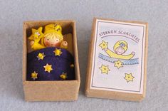 The star box is a popular pattern to make. A small star baby lies in a box of approximately 5 x 7 cm. Very nice for Christmas, as comfort or to give as a maternity gift. Together with the other boxes it forms a beautiful series. Matchbox Crafts, Bumbo, Matchbox Art, Star Box, Natural Toys