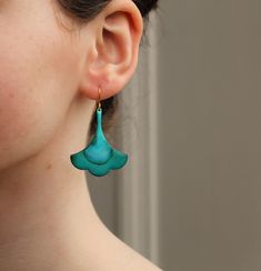 These turquoise earrings feature a stylised art deco scalloped design which has been hand painted to bring out verdigris tones of green, turquoise and jade green.  Each one is unique, hand made and no two are quite the same!  This piece of handmade jewellery comes packaged in a nice recycled gift box with a handmade tag, all ready to give or keep. 🖤 FASTER SHIPPING 🖤 Need this fast? We offer a Faster Shipping option here: https://www.etsy.com/uk/listing/100107311/faster-shipping-priority-post- Stylised Art, Scalloped Design, Chandelier Art, Silk Purse, Deco Earrings, Geometric Chandelier, Jade Earrings, Earrings Turquoise, Handmade Tags