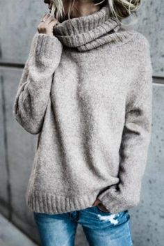 Fall outfit ideas for women. Turtleneck baggy sweater. Pull Grosse Maille, Looks Jeans, Solid Color Sweater, Pullover Outfit, 웃긴 사진, Looks Street Style, Gray Sweater, Warm Sweaters, Casual Tops For Women