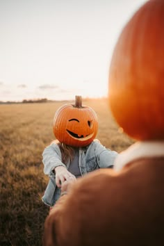 Fall Truck Pictures, Kids Halloween Pictures, Fall Photography Mini Session Ideas, Candy Corn Photoshoot, Fun Fall Photoshoot Ideas, Halloween Photography Photoshoot, Jessie Halloween, Mini Session Themes