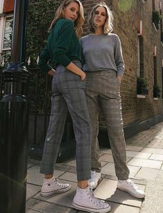 British Style Outfits, Trousers With Sneakers, Checkered Trousers, Big Hoodies, Long Skirt Fashion, Street Style Fall Outfits, Mom Jeans Outfit, Checkered Pants