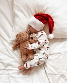 Family Winter Aesthetic, Christmas Eve Aesthetic, Newborn Christmas Pictures, Newborn Christmas Photos, Christmas Baby Announcement