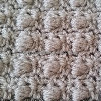 the crochet pattern is made up of two rows of white and gray yarn