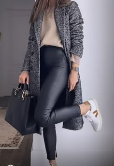 Look Legging, Business Casual Outfits For Work, Black Leather Pants, Elegante Casual, Mode Casual, Stylish Work Outfits, Casual Work Outfits, Business Casual Outfits, Winter Fashion Outfits