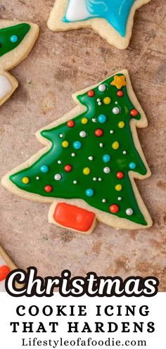 christmas cookie icing that has been decorated and is on the table with other cookies