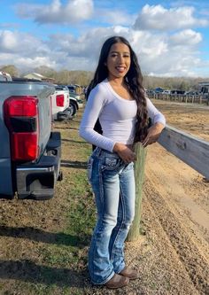 @vaqueradani on ig Country Latina Outfits, School Vaquera Outfits, Tachuachita Outfit, Western Latina Outfits, Y2k Country Aesthetic, Casual Vaquera Outfits, Latina Western Outfits, Vacera Outfits Mexican