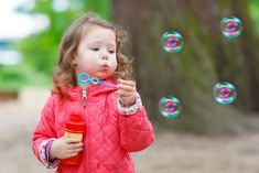 Boost your baby's development by blowing bubbles | Nubabi 16 Month Old Development, Bubble Play, Developmental Activities, Bubbles Photography, Primitive Reflexes, Bubble Blowing, Social Emotional Activities, Baby Friends, Gross Motor Activities