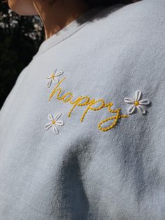 ~Hand embroidered daisy design #embroideryart Tshirt Cute Designs, Cute Tshirt Embroidery, How To Hand Embroider A Tshirt, Simple Embroidery Designs Tshirt, Flower Hand Embroidery Pattern, Emboridary Designs Clothes, Daisy Embroidery Shirt, Hand Embroidery Designs Tshirt, Hand Embroidered Pocket Tee