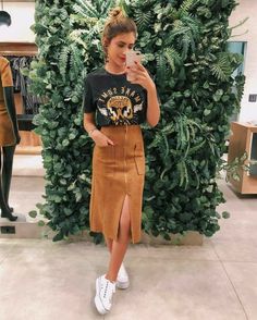 Style your skirt with t shirt,how to style skirt with t shirt,pencil skirt,long skirt Mode Inspiration, Moda Fashion, Skirt Outfits, Casual Outfit, Look Fashion, Skirt Fashion