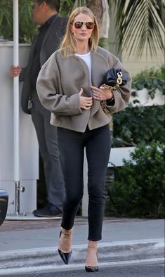 Rosie Huntington Whiteley Fall Style, Rosie Huntington Whiteley Aesthetic, Rosie Hw Style, Rosie Huntington Whiteley Outfits, Ariviere Style, Rosie Outfit, Rich Mom Outfits, Rosie Style, Rosie Huntington Whitely