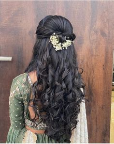 Half Updo Indian Wedding, Half Up Indian Hairstyle, Open Hairstyles For Indian Bride, Open Hairstyle On Lengha, Reception Hairstyle Open Hair, Hairstyles For Langa Davani, Wedding Hairstyles For Lehanga, Hairstyle For Lehanga, Hair Styles For Lehangas