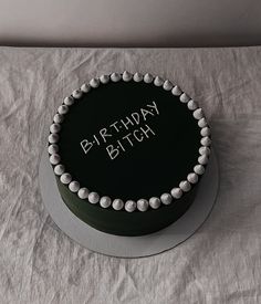 Aesthetic Bday Cakes Black, Black Cakes Aesthetic, Birthday Cake Inspiration Simple, Black Bday Cake Aesthetic, 28 Cake Birthday, Cake Birthday Aesthetic Black, Black Mini Cake, Black Birthday Cake Aesthetic, 20 Bday Cake