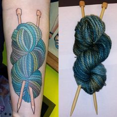 two pictures with yarn and knitting needles on them