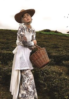 Gardening Outfit Aesthetic, Countryside Photoshoot, Farmer Woman, Unconventional Fashion, Cottage Core Fashion, Farm Clothes, Gardening Outfit, Fashion Now, Fashion Photography Editorial