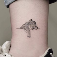 32 Small & Unique Tattoos For Men (and What They Mean) Small Cat Tattoo, Cute Animal Tattoos, Unique Tattoos For Men, Kitty Tattoos, Tattoos Nature, Tier Tattoo, Tattoos Infinity, Tiger Tattoo Design