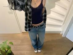 Flannel School Outfits, How To Dress Up A Flannel, Outfits With Black And White Flannel, Black And White Flannel Outfit Aesthetic, Fall Outfits With Flannels, Outfits With A Flannel, Flannel Summer Outfits, Flannel Outfit Winter, Cute Outfits With Flannels