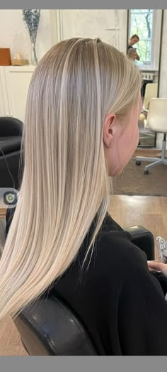 Blonde Hair After Brown, Dimensional Blonde Root Smudge, Half Head Highlights On Blonde Hair, Blonde Balayage Neutral, Platinum With Dimension, Icy Dark Blonde Hair, Highlights From The Roots, Very Blonde Balayage, Half Head Blonde Highlights