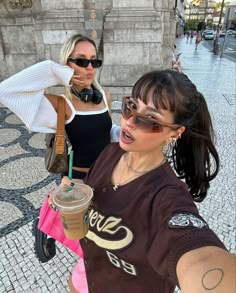 Pose Idea Aesthetic, Streetwear Fashion Baggy, Coffee Fall, Idea Aesthetic, Fashion Baggy, Selfie Pose, Friend Pictures Poses, Pose Idea