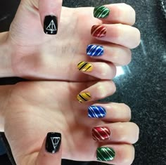 Hogwarts Makeup, Hogwarts Nails, Maquillage Harry Potter, Harry Potter Nails Designs, Potter Nails, Harry Potter Nail Art, Harry Potter Nails, Football Nails, Wow Nails