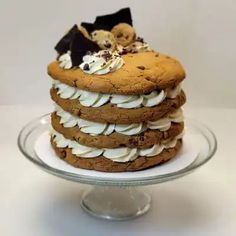 there is a cake made out of cookies and white icing on the top tier