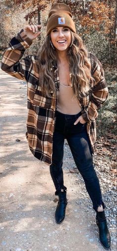 Cute Comfy Bonfire Outfits, Fall Outfit Outdoors, What To Wear To Hockey Game Outfits, Tennessee Outfit Ideas, Outfit Ideas With Shackets, Country Cold Weather Outfits, Gatlinburg Outfits Fall, Fall Outfits With Shackets, Outfits For The Mountains Winter