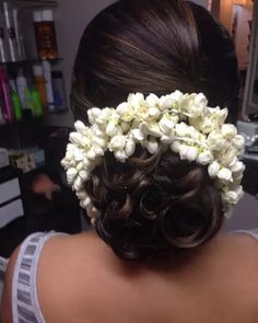 Ringlet bun with gajra for an Indian hairstyle Elegant Hairdo, Curled Hairstyles For Medium Hair, Chignon Bun, Indian Bridal Hairstyles, Long Hair Updo, Trendy Wedding Hairstyles