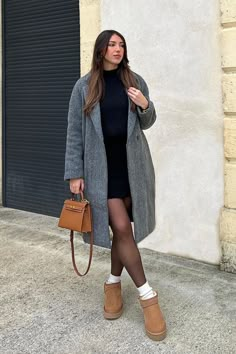 How to style your Uggs. Check out these cute, cozy and stylish ugg outfits. Cute casual outfit ideas for winter Casual Winter Outfits Ugg Boots, Ugg Boot Outfit Ideas, Dress And Uggs Outfit, Cute Outfits With Ugg Slippers, Ugg Mini Platform Outfit, Ugg Style 2022, Botas Ugg Outfit, Fur Coat And Ugg Boots, Outfit With Ugg Boots