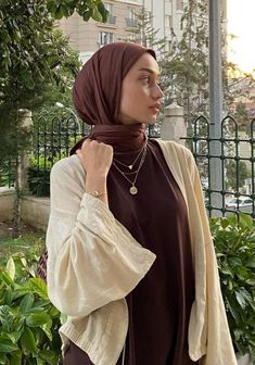 Brown Hijab, Hijab Look, Hijab Style Tutorial, Stylish Hijab, Hijab Fashionista, Modest Dresses Casual, Hijabi Outfits Casual