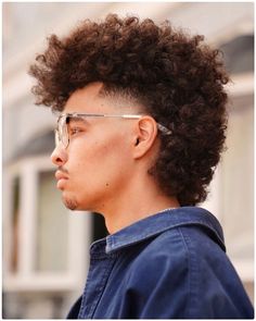 Afro curls Skullet Haircut, Man Perm, Temple Fade, Fade Mullet, Curly Hair Designs, Perm Curls, Mens Perm, Permanent Waves