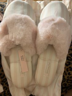 Chaussons roses Victoria en polyester et fausse fourrure SM 5-6 ont également en moyenne Xmas Wishlist, Pink Faux Fur, Fur Slippers, House Slippers, Halloween Ideas, Womens Slippers, Girly Things, Labour Day, Faux Fur