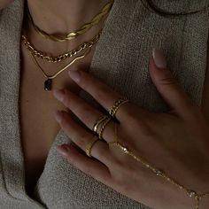 Ring stack inspo with the 'Maze' ring from evry jewels. Use code DESIREA750 for a discount #rings #ringsjewelry #ringstack #jewellery #aesthetic #inspiration Rings Aesthetic Gold, Pretty Stacks, Necklace Stacks, Winter Shoot, Ring Stacks, Schmuck Gold, Everyday Jewellery, Jewelry Aesthetic, Stainless Steel Accessories