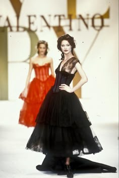 Shalom Harlow 90s, Shalom Harlow, Runway Fashion Couture, Fashion Images, Couture Fashion, 90s Fashion, Fashion Magazine, Pretty Dresses