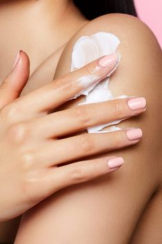 Body Cream Photography, Coconut Body Lotion, Skin Facts, Kylie Skin, Kylie Cosmetic, Protector Solar, Hand Model