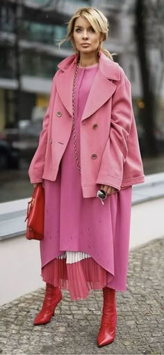 Mode Rose, Monochromatic Fashion, Pink Coat, Over 50 Womens Fashion, Lovely Clothes, Street Style Chic, Street Style Inspiration, Wearing Red