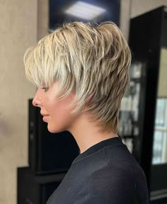 42 Layered, Long Pixie Cut Ideas If You Want Short Hair That's Easy to Style and Grow Out Layered Long Pixie, Long Pixie Cut, Shaggy Pixie Cuts, Longer Pixie Haircut, Long Pixie Hairstyles, Pixie Cut With Bangs, Oval Face Haircuts