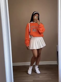 Outfit Ideas With Tennis Skirt, All White Tennis Skirt Outfit, Skirt Crewneck Outfit, Circular Skirt Outfit, College Skirt Outfit, Crewneck And Skirt Outfit, Skirt And Crewneck Outfit, Tennis Skirts Outfit, School Girlfriend Outfit