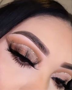 Alluring Eye Makeup, Nails For A Formal Event, Black And Gold Quince Makeup, Beige Eyeshadow Looks, Quince Makeup Looks Natural, Makeup For Graduation Pictures, Gold Quince Makeup, Xv Makeup Ideas, Baddie Eye Makeup