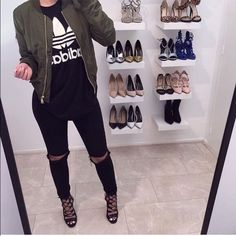 Right now the best colour to have in your cupboard is olive or army green, depending the shade like better. It’s a really unique colour that every person should own right now. Here are … Bio Love, Babe Shirt, Look Adidas, Jeans Outfit Fall, Fall Jeans, Outfit Women, Love Fashion, Fall Winter Outfits, Outfits Casuales